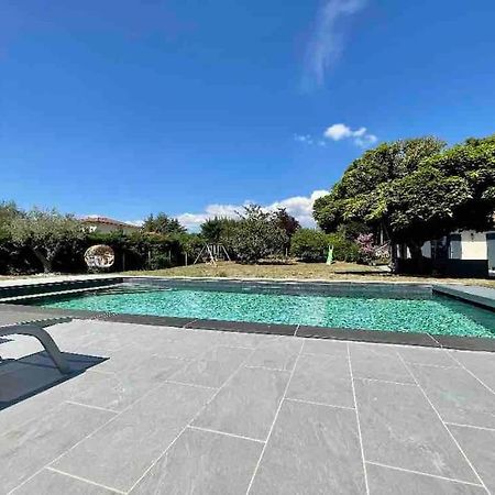 Logements Chaleureux Dans Maison Avec Piscine A 35 Min De Lyon Alix Екстериор снимка