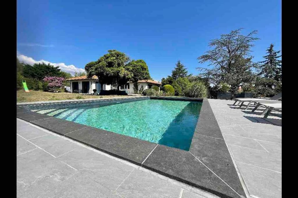 Logements Chaleureux Dans Maison Avec Piscine A 35 Min De Lyon Alix Екстериор снимка