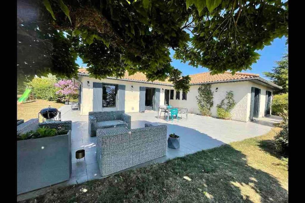 Logements Chaleureux Dans Maison Avec Piscine A 35 Min De Lyon Alix Екстериор снимка