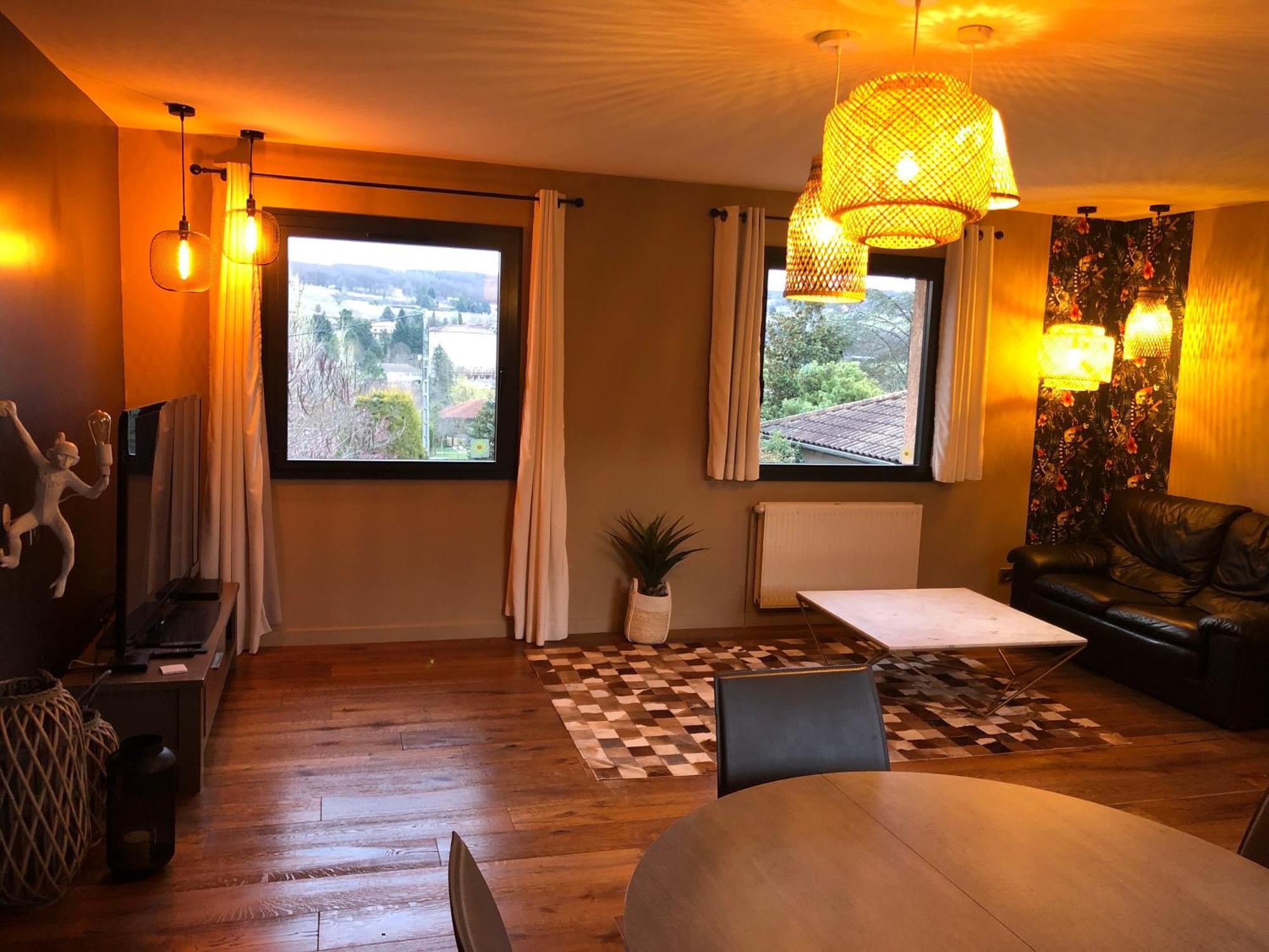 Logements Chaleureux Dans Maison Avec Piscine A 35 Min De Lyon Alix Екстериор снимка